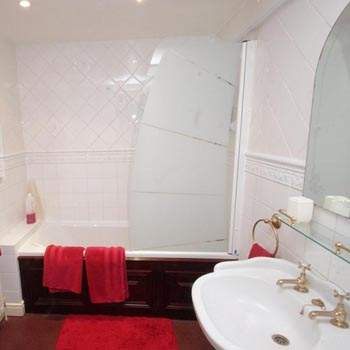 Twin Room With En-Suite WC. Bath & Shower